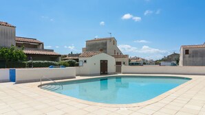 Outdoor pool - Vintage Holiday Home in South of France by the Sea (Saintes-Maries-de-la-Mer)