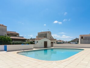 Outdoor pool - Vintage Holiday Home in South of France by the Sea (Saintes-Maries-de-la-Mer)