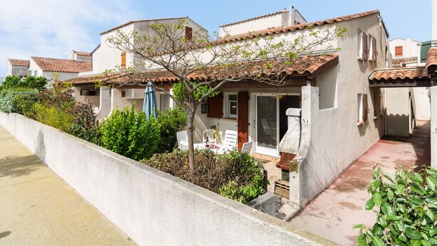 Exterior - Vintage Holiday Home in South of France by the Sea (Saintes-Maries-de-la-Mer)