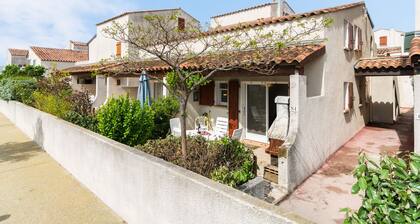 Vintage Holiday Home in South of France by the Sea