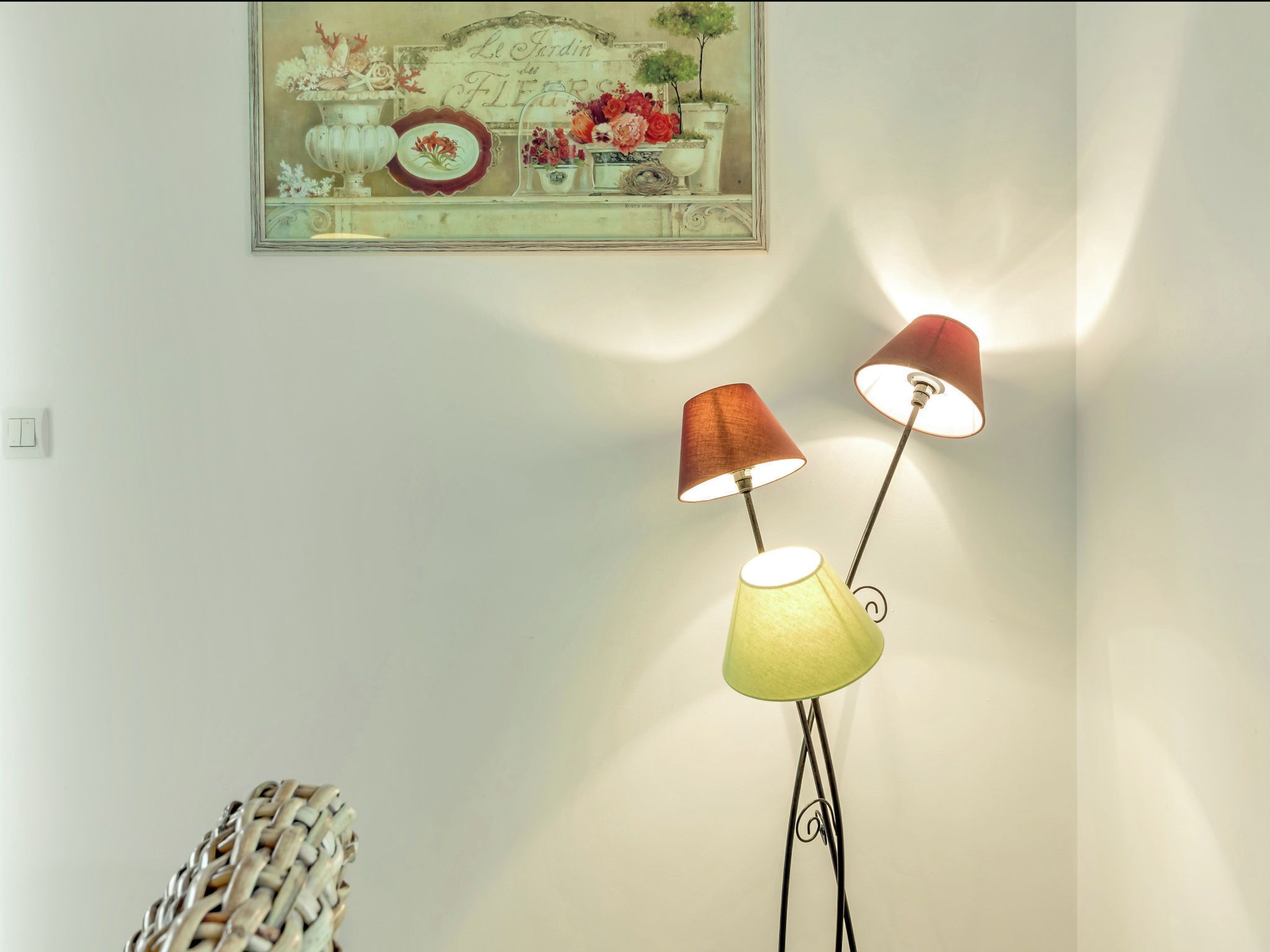 1 kamar tidur dan dilengkapi dengan perabotan berbeda-beda