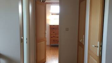 4 bedrooms, cots/infant beds, bed sheets