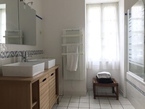 House | Bathroom | Shower - Spacious Holiday Home in Saint-sylvestre-sur-lot With Pool (Saint-Sylvestre-sur-Lot)