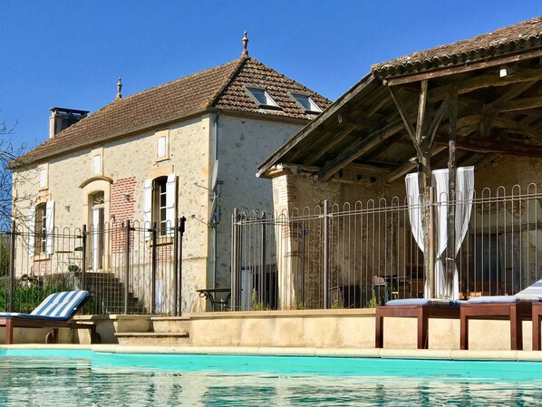 House | Pool - Spacious Holiday Home in Saint-sylvestre-sur-lot With Pool (Saint-Sylvestre-sur-Lot)