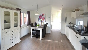 House | Private kitchen | Coffee/tea maker, fridge, microwave, dishwasher - Nice Cottage With Microwave Surrounded by Nature (Rhenen)
