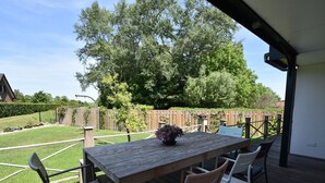 Balcony - Luxury Holiday Home in Oostvoorne by the Lake (Oostvoorne)