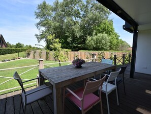 Balcony - Luxury Holiday Home in Oostvoorne by the Lake (Oostvoorne)