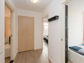 2 Schlafzimmer, Babybetten, Bettwäsche