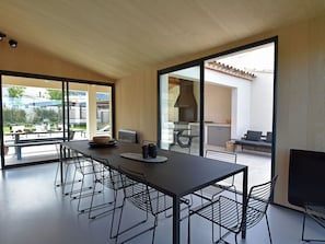 Dining - Plush Villa in Malaucène With Private Pool (Malaucene)