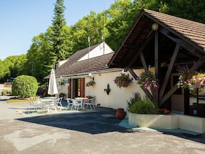 Reception - Neat Mobile Home With Porch, in the Nature Outside of Paris (Voulangis)