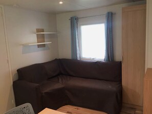 Living room - Neat Mobile Home With Porch, in the Nature Outside of Paris (Voulangis)
