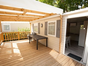Exterior - Neat Mobile Home With Porch, in the Nature Outside of Paris (Voulangis)