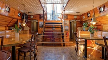 Mobil Karavan | Resepsionis