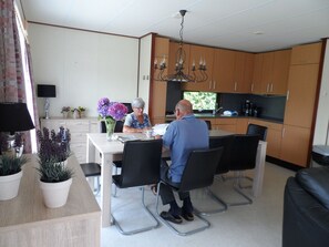 Chalet | Eigene Küche | Wasserkocher mit Kaffee-/Teezubehör, Kühlschrank, Mikrowelle