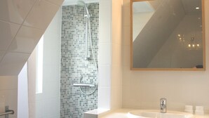 House | Bathroom | Combined shower/tub, towels - Luxurious Holiday Home in the Dunes, Near the Beach of Vlieland (Vlieland)