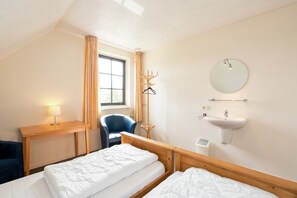 House | 9 bedrooms, individually furnished - Farmhouse in Rheeze Near Forest and Meadows (Rheeze)