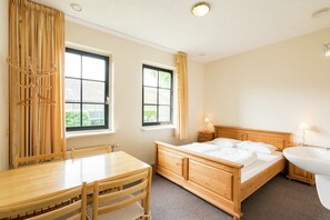 House | 9 bedrooms, individually furnished - Farmhouse in Rheeze Near Forest and Meadows (Rheeze)