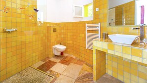 Villa | Bathroom | Shower, towels - Quirky Villa in Contignac With a Private Pool (Cotignac)