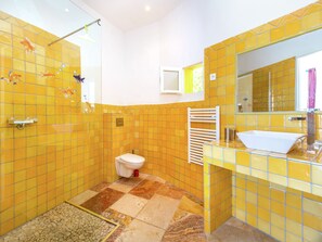 Villa | Bathroom | Shower, towels - Quirky Villa in Contignac With a Private Pool (Cotignac)