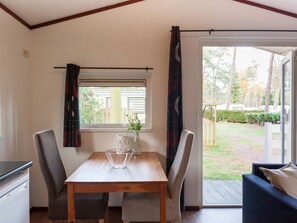 Living room - Likeable Chalet with Terrace near Oisterwijkse Vennen (Oisterwijk)