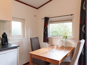 Dining - Likeable Chalet with Terrace near Oisterwijkse Vennen (Oisterwijk)