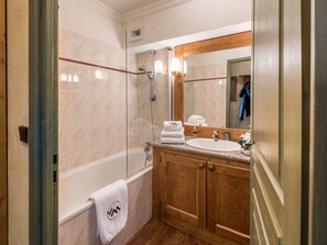 Apartment | Badezimmer | Badewanne, Haartrockner, Handtücher