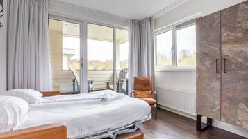 5 bedrooms, individually furnished, bed sheets