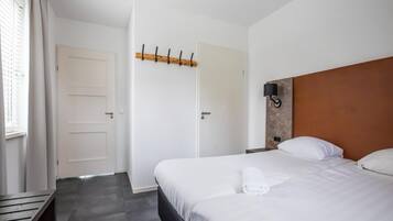 5 bedrooms, individually furnished, bed sheets