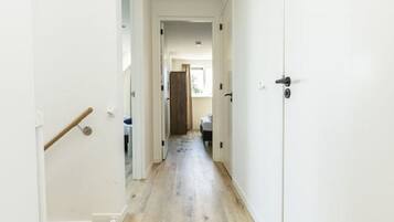 4 habitaciones, muebles diferentes y ropa de cama