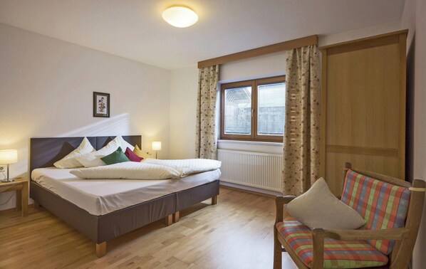 3 habitaciones, muebles diferentes y ropa de cama 