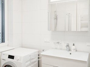 Villa | Bathroom | Towels - Luxurious Apartment in Bad Kleinkirchheim With Balcony (Reichenau)