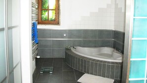 Ferienhaus | Badezimmer | Duschwanne, Handtücher
