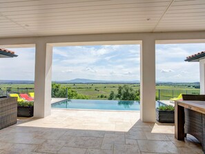 Pool - Modern Villa in Azille With Private Pool and Jacuzzi (Azille)