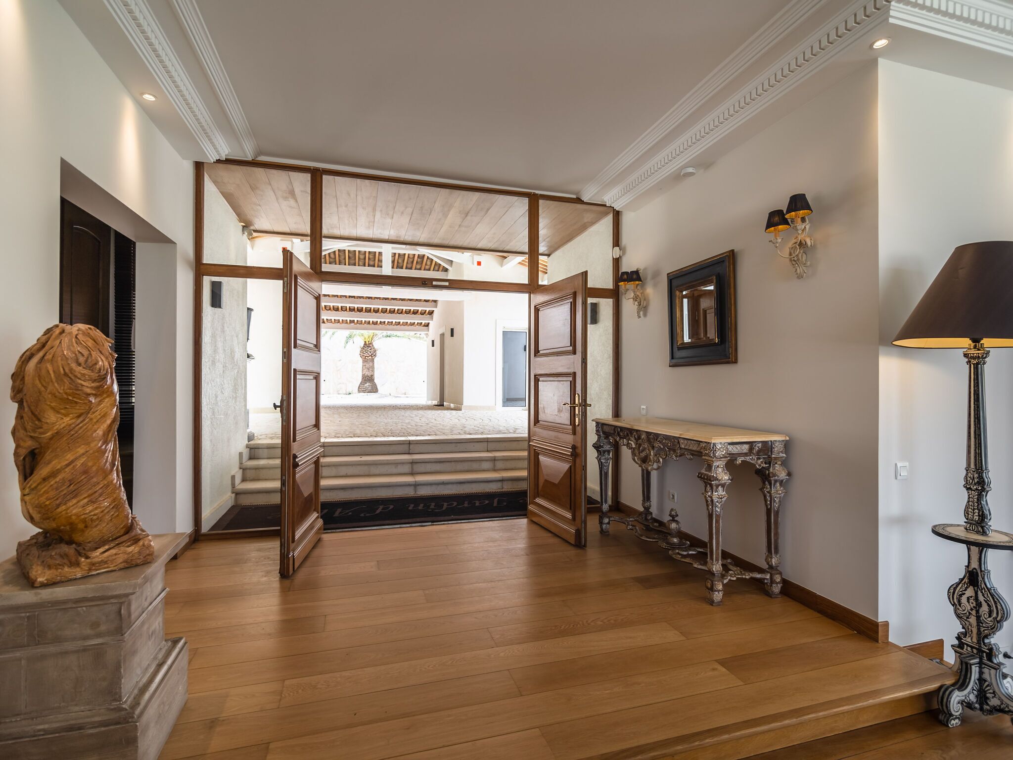 6 bedrooms, minibar, individually furnished, bed sheets
