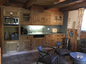 House | Dapur peribadi | Peti sejuk, mesin basuh pinggan mangkuk, pembancuh kopi espreso 