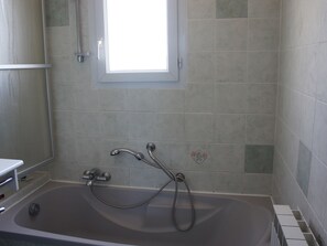 House | Bathroom | Bathtub - Charming Holiday Home in Oraison With Private Pool (Oraison)
