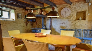 Dining - Spacious Villa in Puy-l'évêque With Swimming Pool (Puy-l'Eveque)