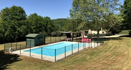 Spacious Villa in Puy-l'évêque With Swimming Pool