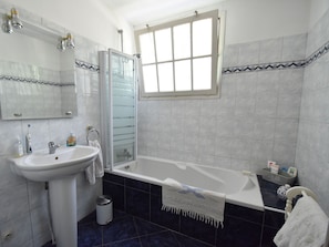 House | Bathroom | Combined shower/bathtub, towels - Modern Holiday Home in Languedoc-roussillon With Pool (Saint-Jean-de-Maruejols-et-Avejan)