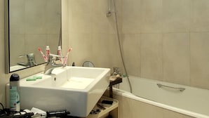 Căn hộ | Phòng tắm | Vòi sen/bồn tắm kết hợp, khăn tắm 