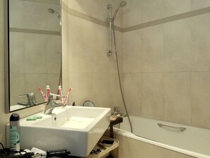 Apartment | Badezimmer | Duschwanne, Handtücher