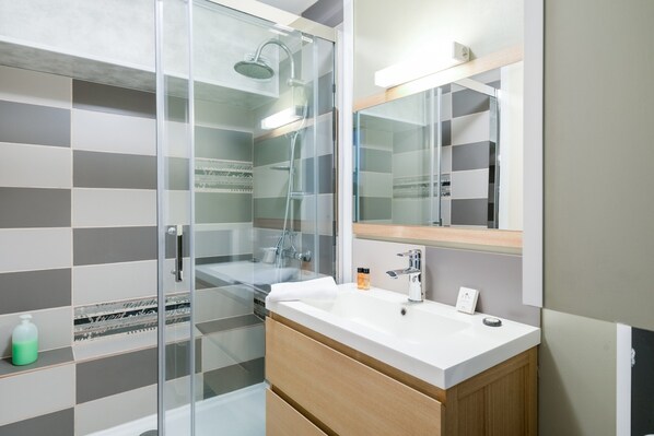 Apartment | Bathroom | Hair dryer - Apartment in Port-en-bessin Near Seashore (Port-en-Bessin-Huppain)