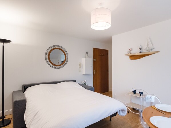 Apartment | Room amenity - Apartment in Port-en-bessin Near Seashore (Port-en-Bessin-Huppain)