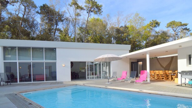 Exterior - Villa With High-end Kitchen, Jacuzzi & Pool in Longeville sur mer (Longeville-sur-Mer)