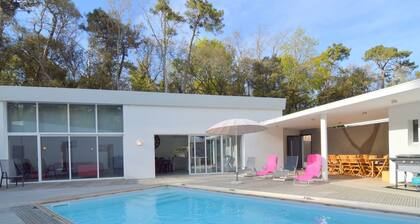 Villa With High-end Kitchen, Jacuzzi & Pool in Longeville sur mer