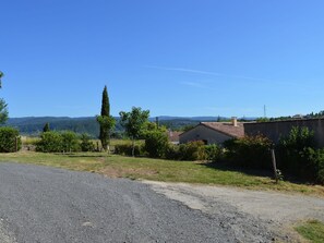 Property grounds - Villa Overlooking Les Vans Centre (Les Vans)