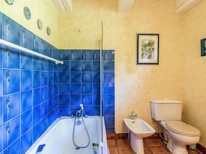 Bathroom - Peaceful Holiday Home in Bort-les-orgues Near the River (Bort-les-Orgues)