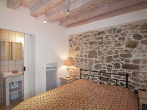 Room amenity - Cozy Cottage in Roussines, Dordogne (Roussines)