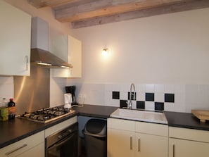 Private kitchen - Cozy Cottage in Roussines, Dordogne (Roussines)