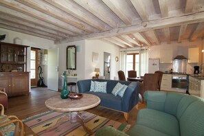 Living room - Cozy Cottage in Roussines, Dordogne (Roussines)